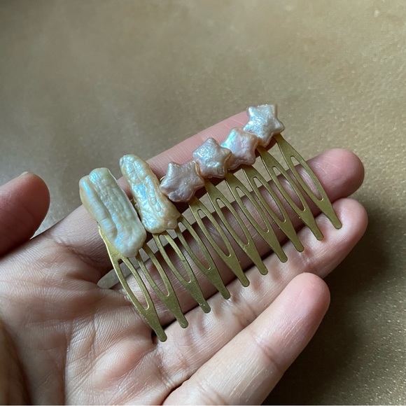 Genuine freshwater pearl brass hair comb. One of a kind ✨ gold white pink - Picture 3 of 6